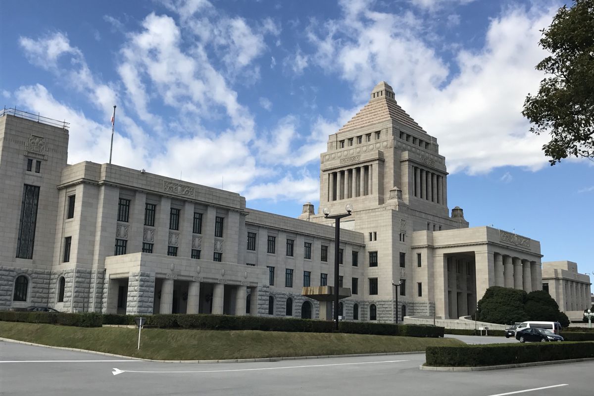 戦後80年談話断念を巡る石破首相と国会議事堂