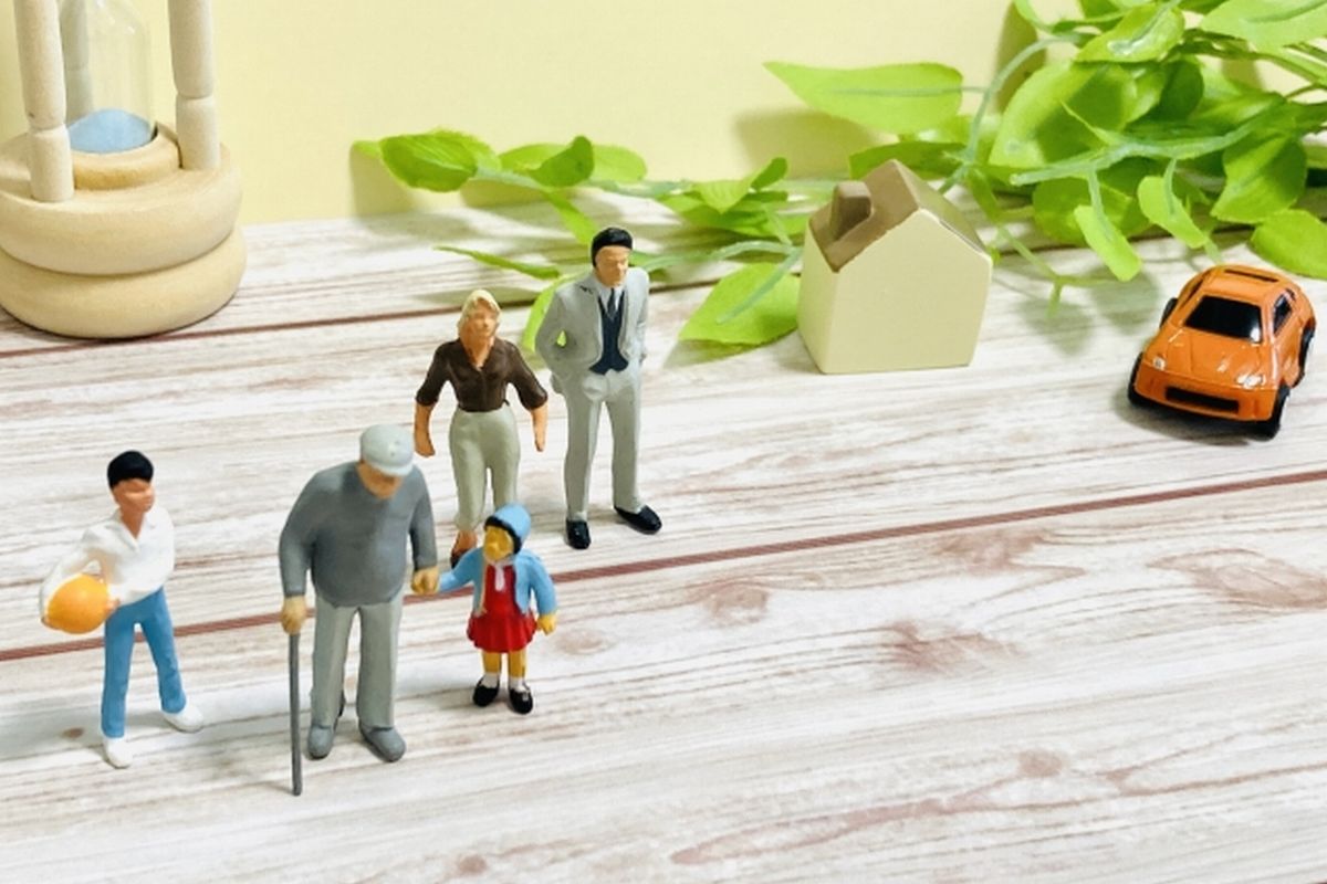 板の間の上に置かれた3世代の人物フィギュアが並んでいる様子