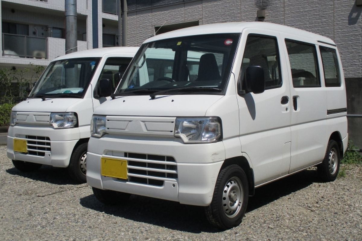 Amazon Flexの配達に使われる白い軽ワンボックスが駐車場に並ぶ様子