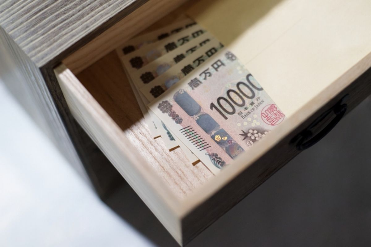 箪笥の引き出しに入った数万円の現金