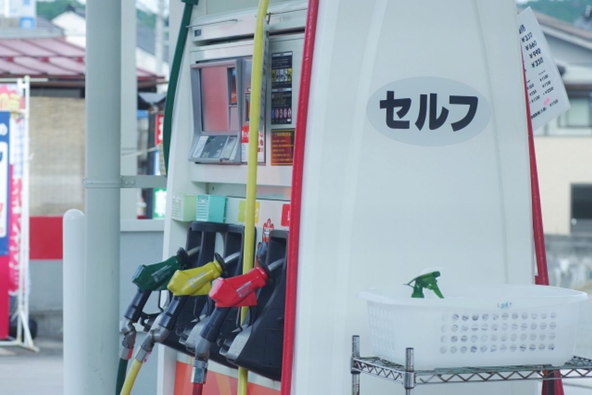 セルフガソリンスタンドの給油機を斜め横から撮影した写真。危険物取扱者乙４講座のアイキャッチ画像。