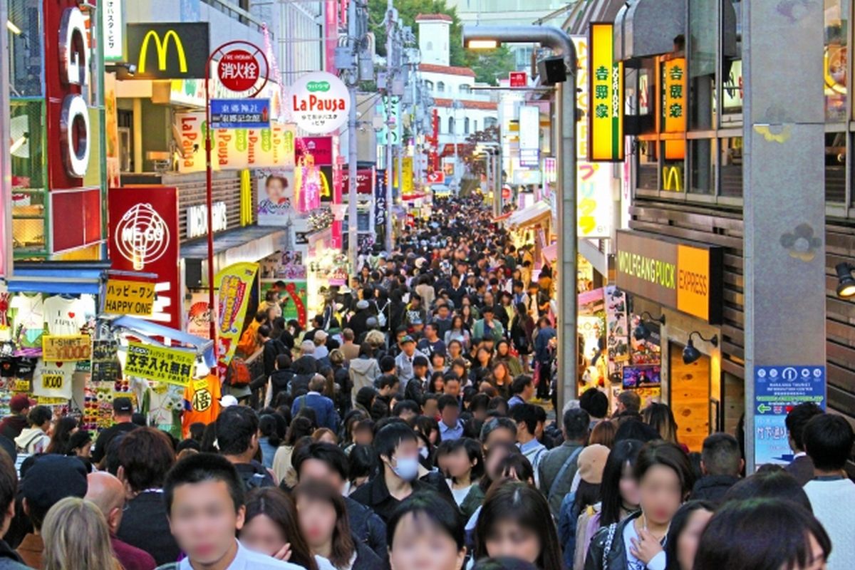 原宿・竹下通りの雑踏を駅方面から撮影した写真。若者文化や流行の発信地を象徴するイメージ。